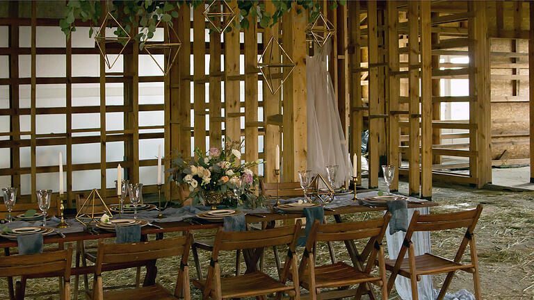 Laid Table By wedding banquet in a barn. Wooden walls.       -  Eine Scheunenhochzeit ist der Traum vieler Vintage-Bräute.