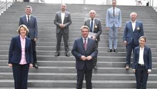 Im Bild (von links): Anja Weisgerber MdB, Bürgermeister Ulrich Werner (Bergrheinfeld), Alexander Hoffmann MdB, Parlamentarischer Staatssekretär Thomas Bareiß, Landrat Thomas Habermann (Rhön-Grabfeld), Landrat Florian Töpper (Schweinfurt), Landrat Thomas Bold (Bad Kissingen) und Landrätin Sabine Sitter (Main-Spessart).Foto: Carolin Marx/Büro Weisgerber       -  Im Bild (von links): Anja Weisgerber MdB, Bürgermeister Ulrich Werner (Bergrheinfeld), Alexander Hoffmann MdB, Parlamentarischer Staatssekretär Thomas Bareiß, Landrat Thomas Habermann (Rhön-Grabfeld), Landrat Florian Töpper (Schweinfurt), Landrat Thomas Bold (Bad Kissingen) und Landrätin Sabine Sitter (Main-Spessart).Foto: Carolin Marx/Büro Weisgerber