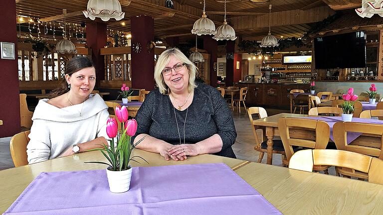 Katharina und Petra Goger fehlen die Touristen: Vor Corona war ihr Hotel in Augsfeld (Lkr. Haßberge) vor allem bei Reisebus-Gruppen beliebt.