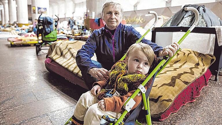 Reportage Ukraine - Zinaida (67 Jahre) und ihr einjähriger Enkel Dimitri lebten fast drei Monate lang in einer Metro-Station. Reportage Ukraine - Zinaida (67 Jahre) und ihr einjähriger Enkel Dimitri lebten fast drei Monate lang in einer Metro-Station.