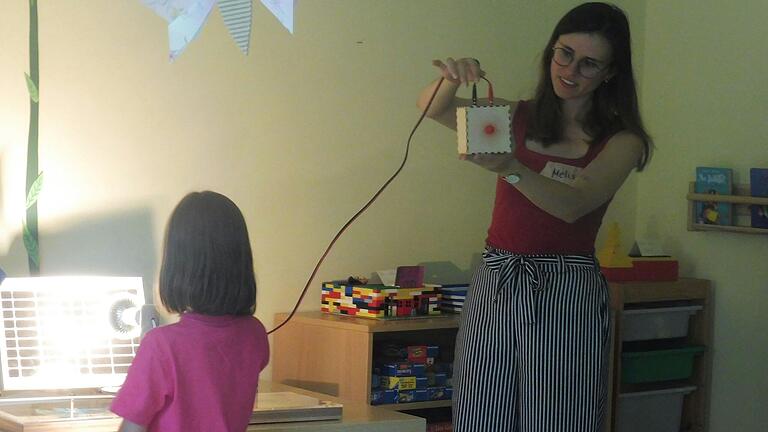 Melissa Brod von der Umweltstation Marktsteft zeigt den Hortkindern wie aus Sonnenenergie Strom erzeugt werden kann.