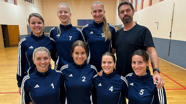 Die Frauen-Mannschaft des TV Segnitz tritt in der Faustball-Bundesliga Süd an. Hintere Reihe (von links): Antonia Fuchs, Lena Mark, Svenja Schröder, Trainer Uli Lauck. Vorne: Helen Gernet, Luisa Kaemmer, Sophie Müller und Tatjana Kaemmer. Auch zur Mannschaft gehört Linda Müller. Die Frauen-Mannschaft des TV Segnitz tritt in der Faustball-Bundesliga Süd an. Hintere Reihe (von links): Antonia Fuchs, Lena Mark, Svenja Schröder, Trainer Uli Lauck. Vorne: Helen Gernet, Luisa Kaemmer, Sophie Müller und Tatjana Kaemmer. Auch zur Mannschaft gehört Linda Müller.