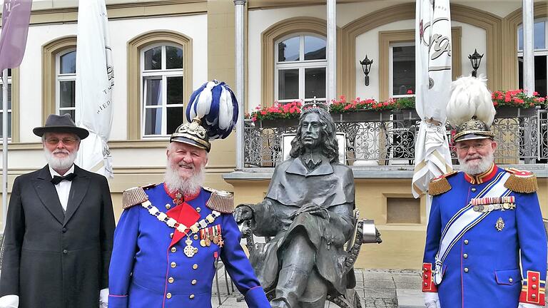 Lebendiges Welterbe: Die 'Historischen' (von links) Rainer Hauck (Theodor Fontane), Peter Krug (Prinzregent Luitpold) und Ludwig Büchner (Ludwig III.) am Denkmal des ungarischen Fürsten Ferenc II. Rákóczi. Foto: Sigismund von Dobschütz       -  Lebendiges Welterbe: Die 'Historischen' (von links) Rainer Hauck (Theodor Fontane), Peter Krug (Prinzregent Luitpold) und Ludwig Büchner (Ludwig III.) am Denkmal des ungarischen Fürsten Ferenc II. Rákóczi. Foto: Sigismund von Dobschütz