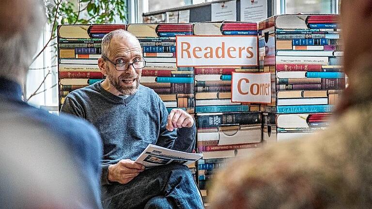 Marin Menner liest in der &bdquo;Reader's Corner&ldquo;.