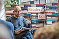 Marin Menner liest in der &bdquo;Reader's Corner&ldquo;.