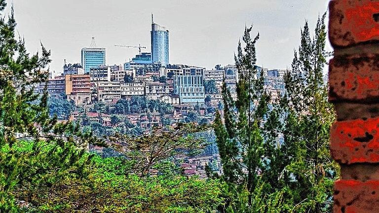 A view of downtown Kigali during travel in Kigali Rwanda Africa PUBLICATIONxINxGERxSUIxAUTxONLY ZU       -  Kigali, die Hauptstadt des ostafrikanischen Ruanda, ist die vielleicht sauberste Stadt Afrikas. Strenge Umweltgesetze verbieten beispielsweise Plastiktüten im Land. Wirtschaftlich geht es aufwärts. Es wird gebaut, investiert, entwickelt. Und es entstehen Arbeitsplätze &ndash; und damit viele Chancen für die junge Generation.