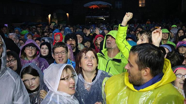 Kurz aber heftig: Ein Regenschauer im Schlosshof. Kurz aber heftig: Ein Regenschauer im Schlosshof.