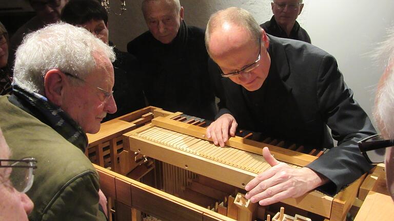 Gerne gewährte Willi Kronenberg im Anschluss an das Konzert einen Blick in das Innere der Truhenorgel und erläuterte deren Funktionsweise.