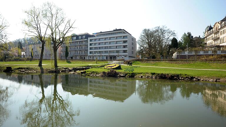 Malerisch am Westufer der Saale gelegen: das Hotel Bristol.