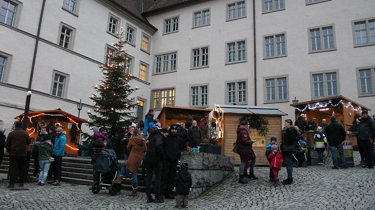 Romantischer Budenzauber herrschte beim Weihnachtsmarkt auf dem Fladunger Marktplatz.