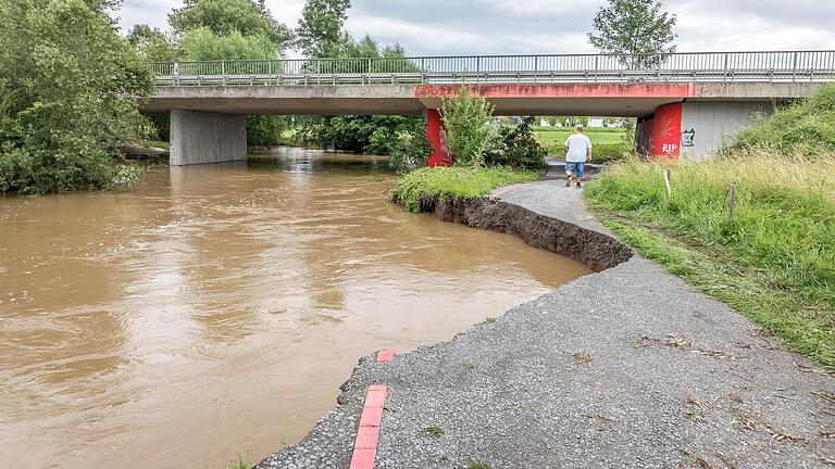 Nach der Flut: Am Sonntag, 11. Juni, zeigten sich wie hier in Münsterschwarzach die Folgen des Hochwassers. Im Landkreis dürfte der Gesamtschaden nach einer ersten Schätzung des Landratsamtes bei vier Millionen Euro liegen.&nbsp;