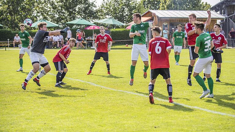 Bergrheinfelds Torwart Florian Müller boxt nach dem Weitschuss des Forsters Adnan Hamzic (Nicht im Bild) ins Leere. Der Ball landet zum 3:0 für die Hausherren im Netz.&nbsp;