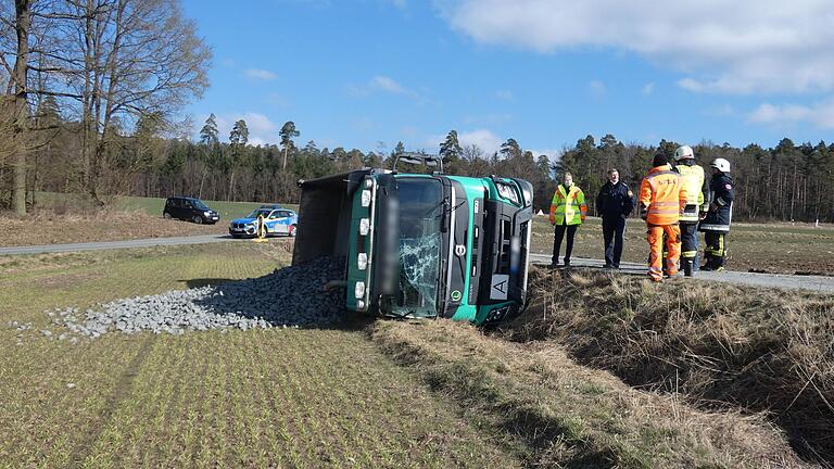 Auf einem schmalen Feldweg nahe dem Maroldsweisacher Ortsteil Marbach kam dieser Sattelzug am Montag von der Fahrbahn ab und blieb auf einem Acker liegen.