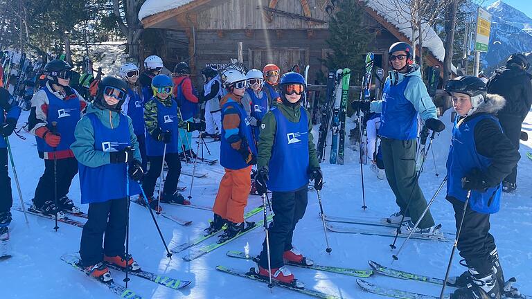 Eine Skigruppe des Gymnasiums Wiesentheid mit ihrer Skilehrerin Susan Seiler (3. von rechts).