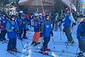 Eine Skigruppe des Gymnasiums Wiesentheid mit ihrer Skilehrerin Susan Seiler (3. von rechts).