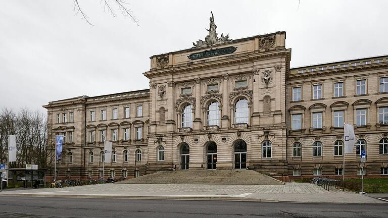 Studierende können sich bis zum 30. November weiterhin kostenlos testen lassen. Hier die Uni am Sanderring. Studierende können sich bis zum 30. November weiterhin kostenlos testen lassen. Hier die Uni am Sanderring. 