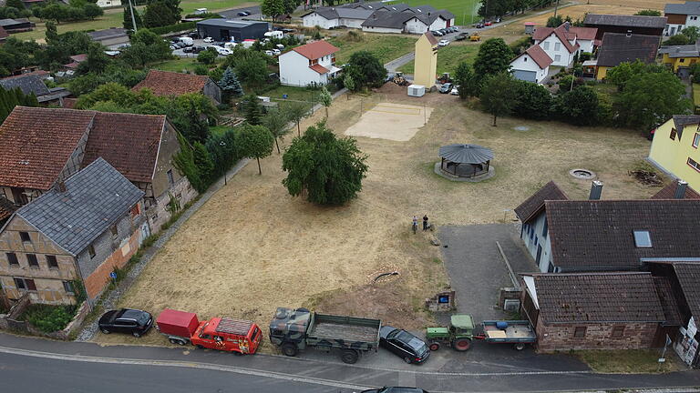 Einfach zugeparkt hatten Diebacher die Zufahrt zum Dorfplatz, um den Anschluss eines Transformatorenhäuschens zu verhindern.