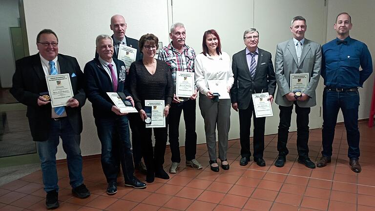Auf dem Foto von links die Geehrten: 1. Vorsitzender Frank Baumann (Gold), Raik Dellner (Silber), Martin Hirsch (Bronze), Aksinja Dellner (Silber), Felix Buchwald (Gold), Andrea Streit (Silber), Helmut Zorn (Silber), Andre Streit (Gold), 2. Vorsitzender Dirk Reimer. Auf dem Foto von links die Geehrten: 1. Vorsitzender Frank Baumann (Gold), Raik Dellner (Silber), Martin Hirsch (Bronze), Aksinja Dellner (Silber), Felix Buchwald (Gold), Andrea Streit (Silber), Helmut Zorn (Silber), Andre Streit (Gold), 2. Vorsitzender Dirk Reimer.