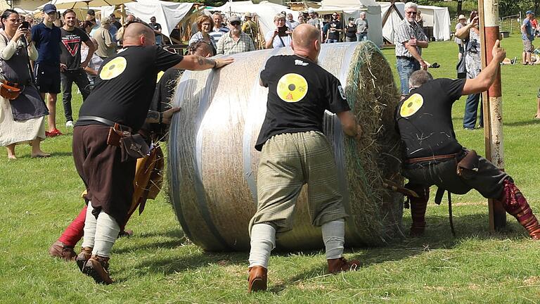 Bei den Wettkämpfen muss unter anderem ein riesiger Heuballen durch einen Slalom-Parcours gerollt werden.