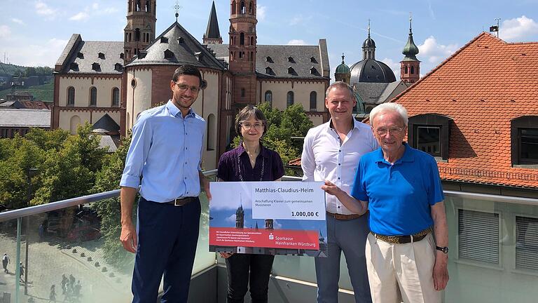 Bei der Spendenübergabe zur Renovierung des historischen Klaviers im Matthias-Claudius-Heim (von links):&nbsp;Andreas Mahler, Barbara Neudeck, Christian Meyer-Spelbrink, Erich Beck