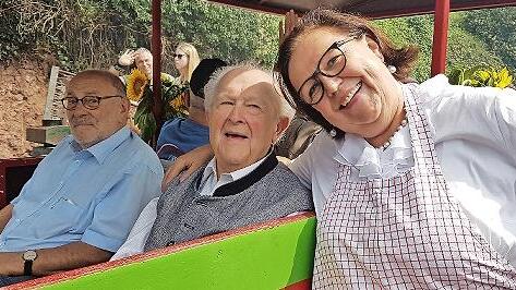 Ehrenwagen mit Altbürgerbürgermeister Gerhard Adam (Mitte) und Helferin.       -  Ehrenwagen mit Altbürgerbürgermeister Gerhard Adam (Mitte) und Helferin.