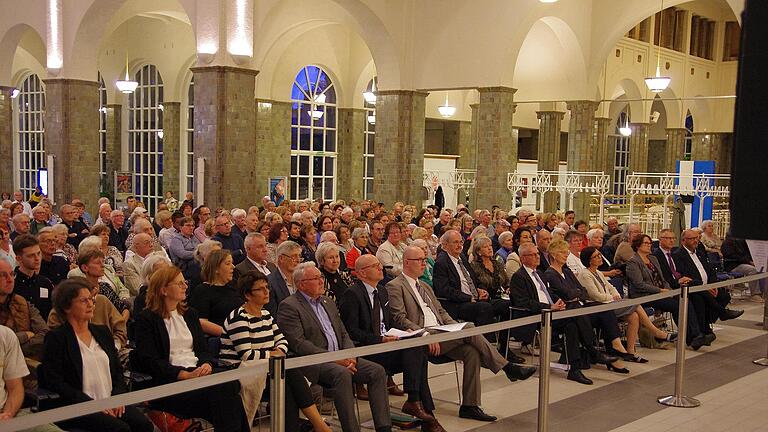 Jede Menge Gäste verfolgten das Jubiläum des Fördervereins in der Wandelhalle.       -  Jede Menge Gäste verfolgten das Jubiläum des Fördervereins in der Wandelhalle.