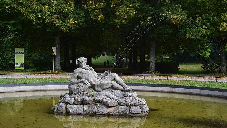 Was Neptun in seinem Brunnen wohl schon alles erlebt hat? Was Neptun in seinem Brunnen wohl schon alles erlebt hat?