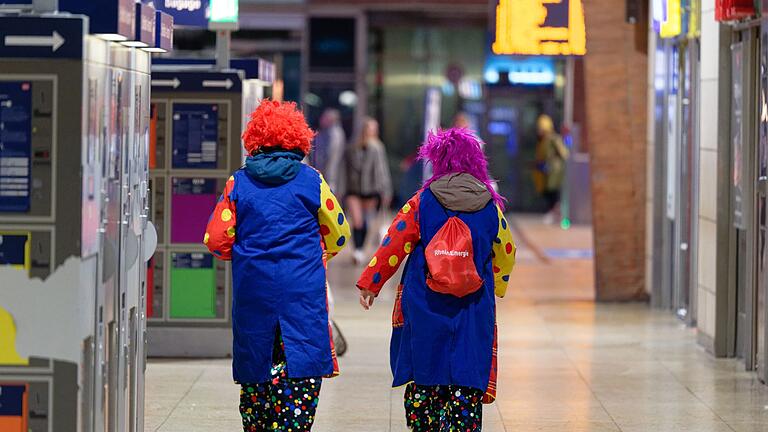 Beginn der Karnevalssession in Köln       -  Kölle Allaaf um sieben Uhr: Zum 11.11. mischen sich so manche Clowns unter die Pendler am Kölner Hauptbahnhof.