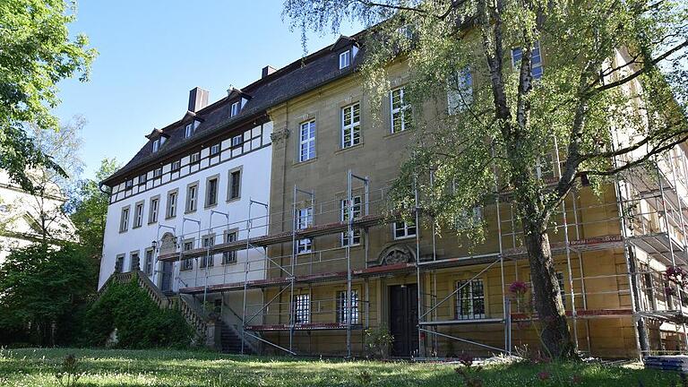 Eingerüstet wird das Schloss Obbach, um die Außenfassade, Dach und Fenster zu renovieren.