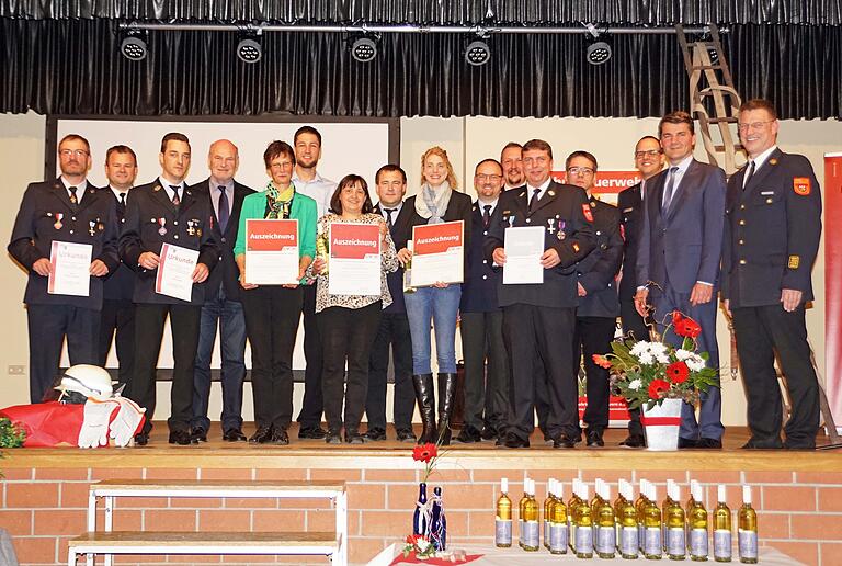 Ein außergewöhnlicher Moment mit hohen Ehrungen des Landesfeuerwehrverbands für besondere Verdienste um das Feuerlöschwesen in Bayern sowie zur Verabschiedung aus der Vorstandschaft der Freiwilligen Feuerwehr Hausen. Kreisbrandmeister André Ziegler (5. von rechts) bekam das Bayerische Feuerwehr-Ehrenkreuz in Silber. Ein außergewöhnlicher Moment mit hohen Ehrungen des Landesfeuerwehrverbands für besondere Verdienste um das Feuerlöschwesen in Bayern sowie zur Verabschiedung aus der Vorstandschaft der Freiwilligen Feuerwehr Hausen. Kreisbrandmeister André Ziegler (5. von rechts) bekam das Bayerische Feuerwehr-Ehrenkreuz in Silber.
