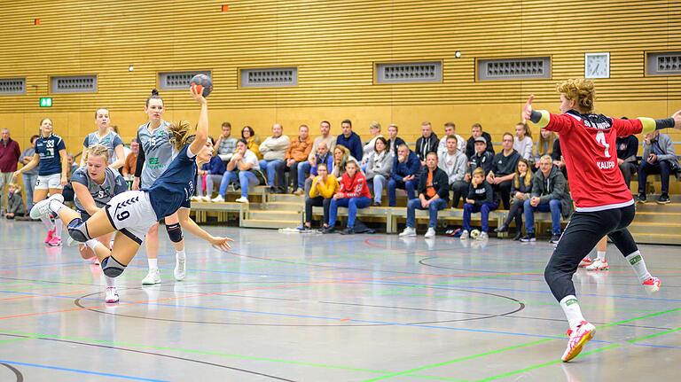 Die DJK Rimpar schließt sich beim Mädchen- und Frauen-Handball der HSG Pleichach an. Auf dem Bild kommt Alexandra Wald (HSG) vor Lea Kaupp (DJK) zum Wurf (Archivfoto).