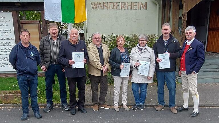 Die langjährigen Mitglieder der Heimat- und Wanderfreunde mit den Vorsitzenden Peter Engelhardt und Tobias Väth.