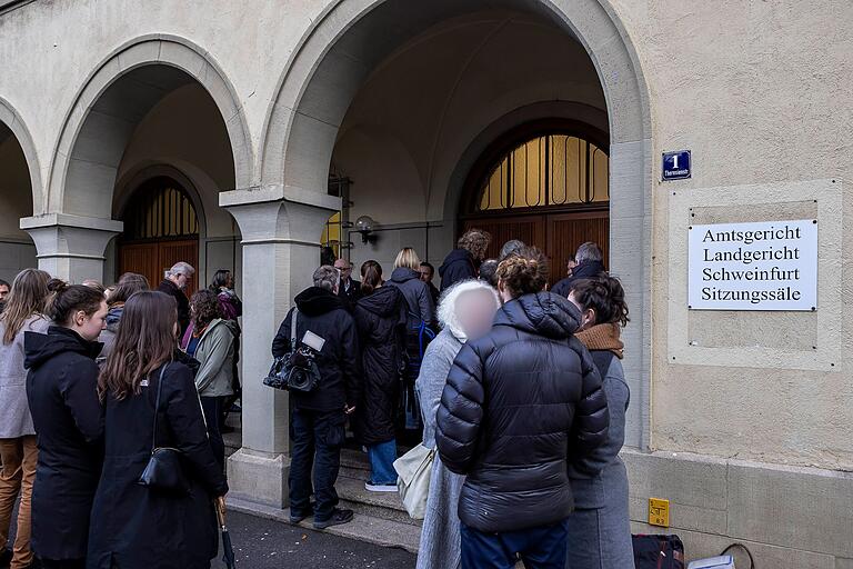 Dutzende Menschen warteten am Montagfrüh vor dem Gerichtsgebäude und wollten den Prozess vor Ort verfolgen.