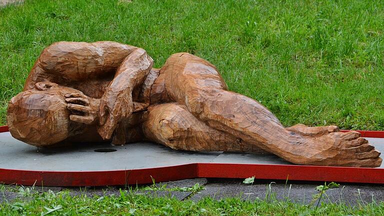 Von Marie Münzer stammt die liegende Figur, die sich vor dem anrollenden Ball schützend die Hand vor das Gesicht hält.