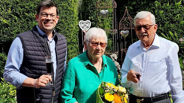 Gabriele und Rudolf Kneucker feierten Diamantene Hochzeit. Bürgermeister Alexander Knahn (links) gratulierte im Namen der Marktgemeinde Höchberg.