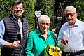 Gabriele und Rudolf Kneucker feierten Diamantene Hochzeit. Bürgermeister Alexander Knahn (links) gratulierte im Namen der Marktgemeinde Höchberg.