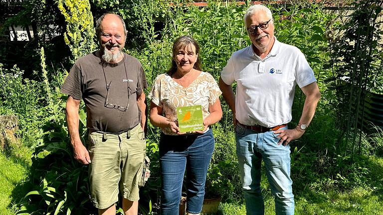 Die stolzen Gartenbesitzer Joachim und Martina Unser bei der Übergabe der Auszeichnung aus den Händen des LBV-Kreisvorsitzenden Klaus Sanzenbacher (rechts).