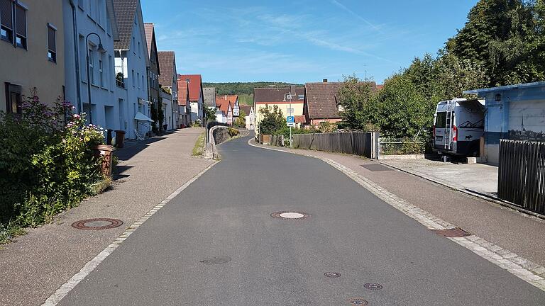 Idyllisch wirkt dieser Teil der Triebstraße in Himmelstadt. Bei einem Wolkenbruch am 12. Juli sah das anders aus, da stand die Straße derart unter Wasser dass es in die Garage und den Keller eines Anwesens lief.