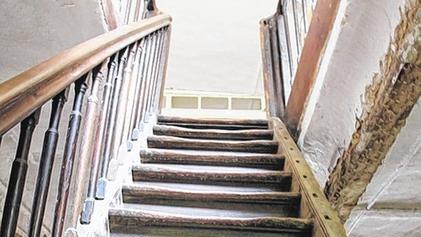 Ausgetreten: die hölzerne Stiege.
