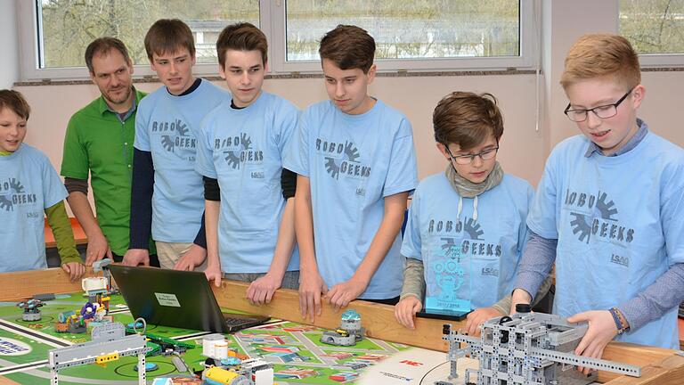 Das Team besteht aus sechs Schülern. Jede freie Minute haben sie an dem Roboter gearbeitet.  Foto: Björn Hein       -  Das Team besteht aus sechs Schülern. Jede freie Minute haben sie an dem Roboter gearbeitet.  Foto: Björn Hein