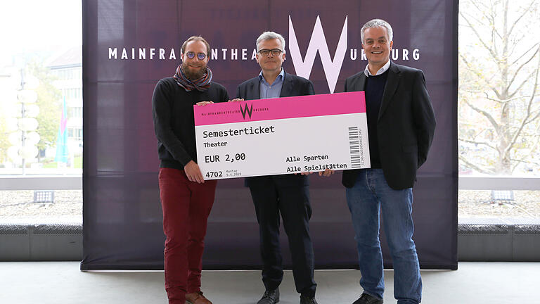 Sie initiierten das Semesterticket (von links): Der studentische Vertreter Stephan Hemmerich, Theaterintendant Markus Trabusch und Dirk Terwey, der geschäftsführende Direktor des Mainfranken Theaters. Sie initiierten das Semesterticket (von links): Der studentische Vertreter Stephan Hemmerich, Theaterintendant Markus Trabusch und Dirk Terwey, der geschäftsführende Direktor des Mainfranken Theaters.