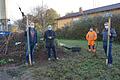 Bürgermeister Daniel Wehner übergab Obstbäume an junge Eltern. Das Bild zeigt Tobias Metzler, der den Baum für Sohn Leon in Empfang nahm, Bauhofmitarbeiter Marco Köth und Christoph Voll, der den Baum für Sohn Anton entgegen nahm.  Foto: Marion Eckert       -  Bürgermeister Daniel Wehner übergab Obstbäume an junge Eltern. Das Bild zeigt Tobias Metzler, der den Baum für Sohn Leon in Empfang nahm, Bauhofmitarbeiter Marco Köth und Christoph Voll, der den Baum für Sohn Anton entgegen nahm.  Foto: Marion Eckert