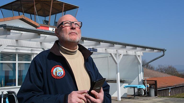 Alfred Hoffmann vom Aero-Club Bad Königshofen beobachtet momentan interessiert den Luftraum.