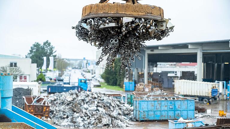 Mit einem Magneten werden die gefälschten 'Schaeffler'-Wälzlager aufgenommen und in einer Schrottpresse verschrottet. Somit sind die Teile unbrauchbar und können recycelt werden. Mit einem Magneten werden die gefälschten 'Schaeffler'-Wälzlager aufgenommen und in einer Schrottpresse verschrottet. Somit sind die Teile unbrauchbar und können recycelt werden.