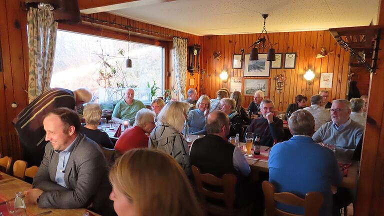 Fröhlich ist die Stimmung im Gasthaus Roth beim Schaltjahrestreffen am 29. Februar. Fröhlich ist die Stimmung im Gasthaus Roth beim Schaltjahrestreffen am 29. Februar.