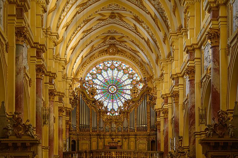 Das Interieur der Kirche in Ebrach mit der gigantischen Rosette ist ganz sicher eines der eindrucksvollsetn in der ganzen Region. Das Interieur der Kirche in Ebrach mit der gigantischen Rosette ist ganz sicher eines der eindrucksvollsetn in der ganzen Region.