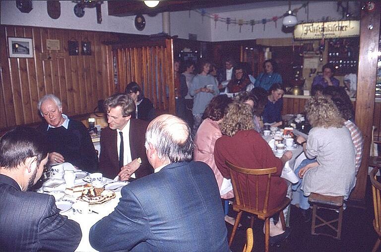 Die Weiberkiez von Irmelshausen. Im Vordergrund der damalige Landrat Fritz Steigerwald Die Weiberkiez von Irmelshausen. Im Vordergrund der damalige Landrat Fritz Steigerwald