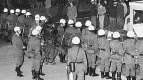 Eine denkwürdige Nacht: Die Bewohner von Ermershausen können es nicht fassen, dass die Polizei in der Nacht zum 19. Mai 1978 das Rathaus von Ermershausen stürmt, um die dort lagernden Akten nach Maroldsweisach zu schaffen.