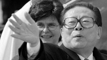 mp-7667H_0       -  
Noch gut gelaunt zu Beginn seines Staatsbesuches in der Schweiz: Der chinesische Präsident Jiang Zemin bei seiner Ankunft in Genf.
Links die Schweizer Bundespräsidentin Ruth Dreifuss.