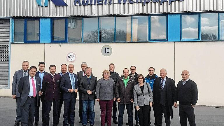 Chemische Industrie tagte bei Kunert       -  (HuHe)   Dieser Tage traf sich der Arbeitskreis &bdquo;Standardisierung&ldquo; des Verbands der Chemischen Industrie (VCI) zu einer Sitzung bei der Firma Kunert Wellpappe in Bad Neustadt. Unter den Teilnehmern waren Verpackungsspezialisten der Chemiehersteller BASF, Lanxess, Evonik, Clariant, Covestro, Honeywell, Basell, Grace, Bayer, Wacker Chemie und Merck. Für viele dieser Firmen ist die Firma Kunert Wellpappe seit Jahren ein verlässlicher Lieferant im Bereich hochwertiger und komplexer Verpackungslösungen sowie bei Gefahrgutverpackungen für den weltweiten Einsatz. Helga Schmidt vom VCI (Vierte von rechts) bedankte sich bei Geschäftsführer Mathias Kunert (Zweiter von links) für die Organisation der Tagung, den intensiven Austausch über innovative Verpackungslösungen  und die ausführliche Werksbesichtigung.